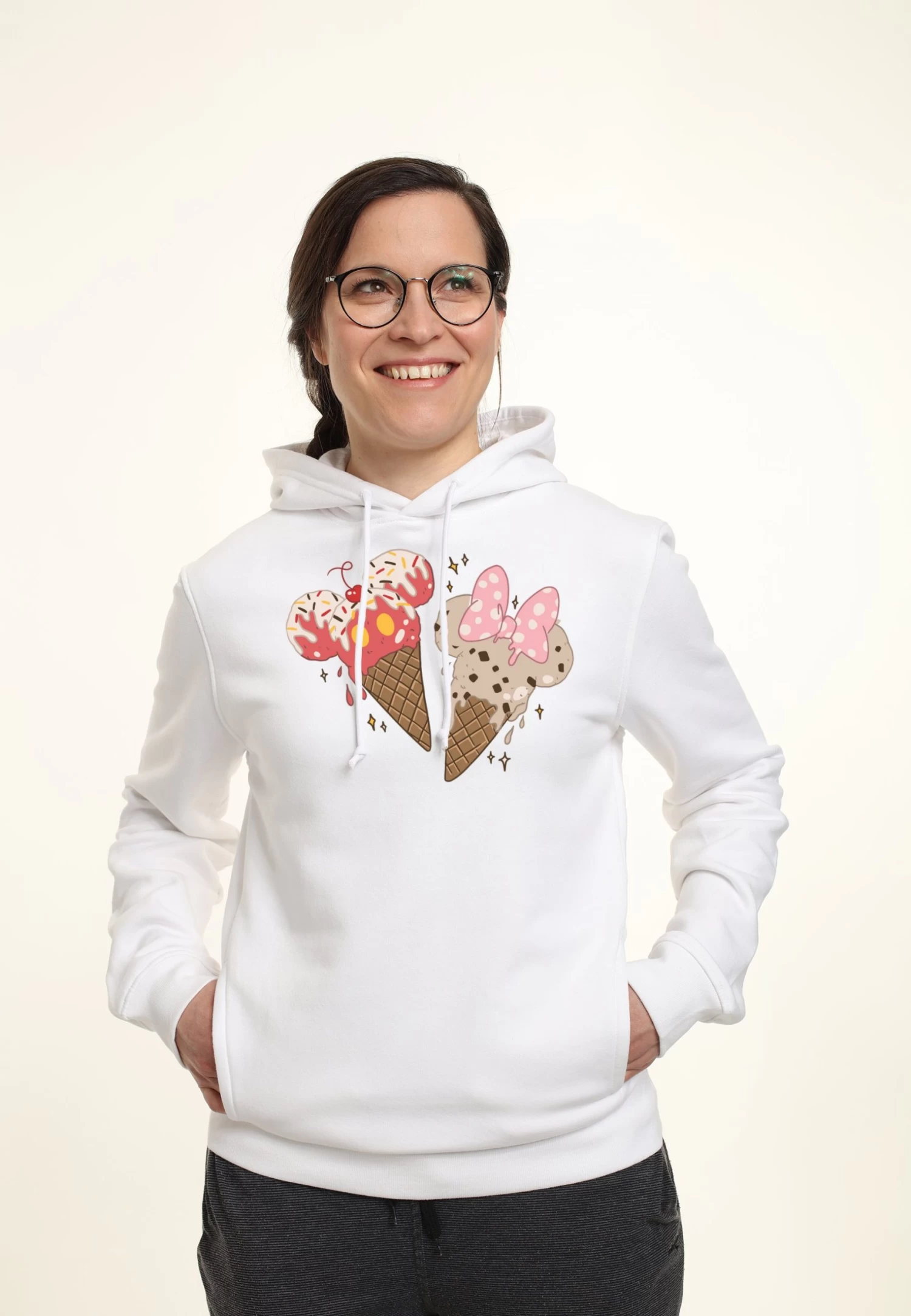 Mickey Mouse And Friends Disney Classic Mickey Minnie ConesFelpa Con CappuccioWhite Donna Felpe H3A21J40K-A11 1 Mickey Mouse And Friends Disney Classic Mickey Minnie ConesFelpa Con CappuccioWhite Donna Felpe H3A21J40K-A11